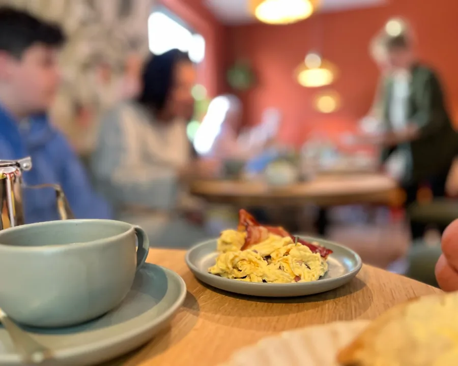 Guests having breakfast in the KiezCafé