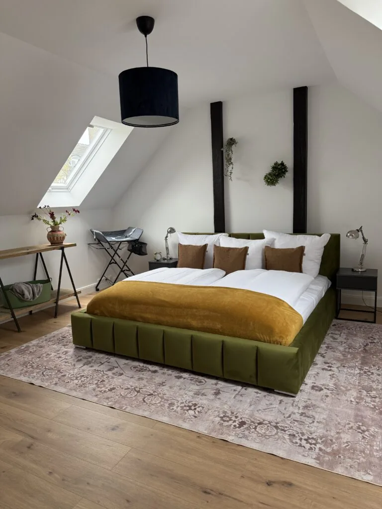 Zweites Schlafzimmer mit senfgelbem Bett