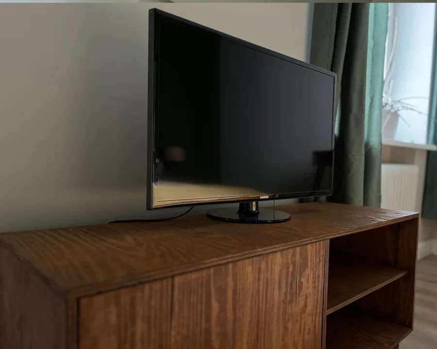 Sideboard mit Flatscreen-TV im Zimmer